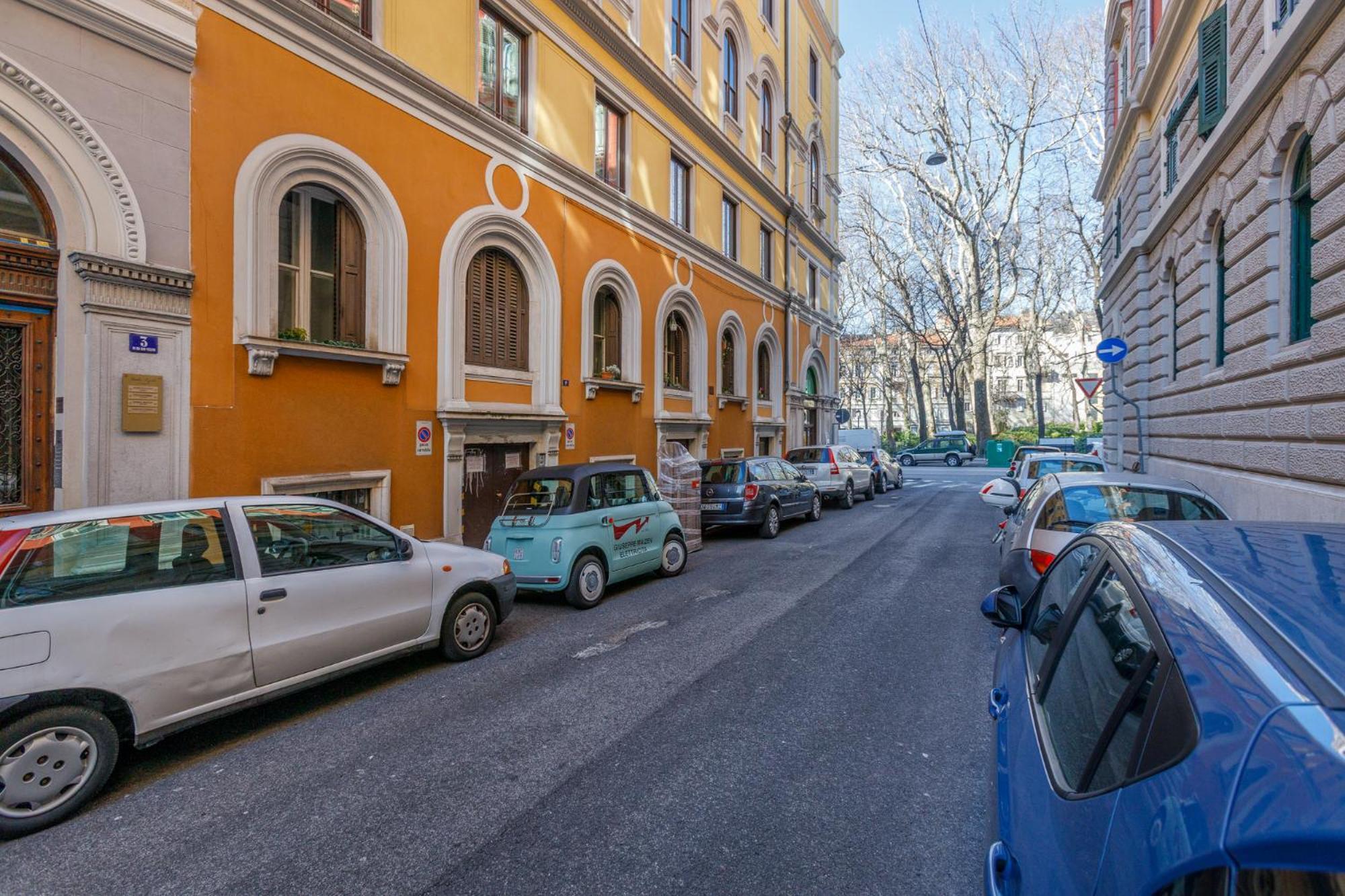 Central Trieste - Elegant City Stay Екстер'єр фото
